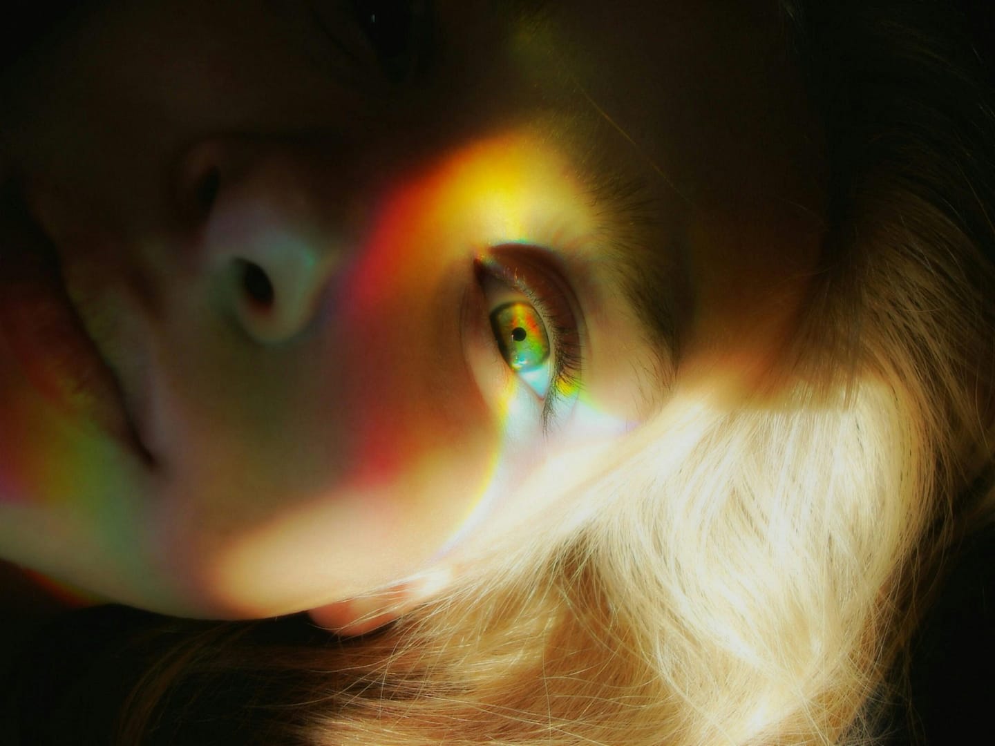 Flashs lumineux avec les yeux fermés : spiritualité et significations