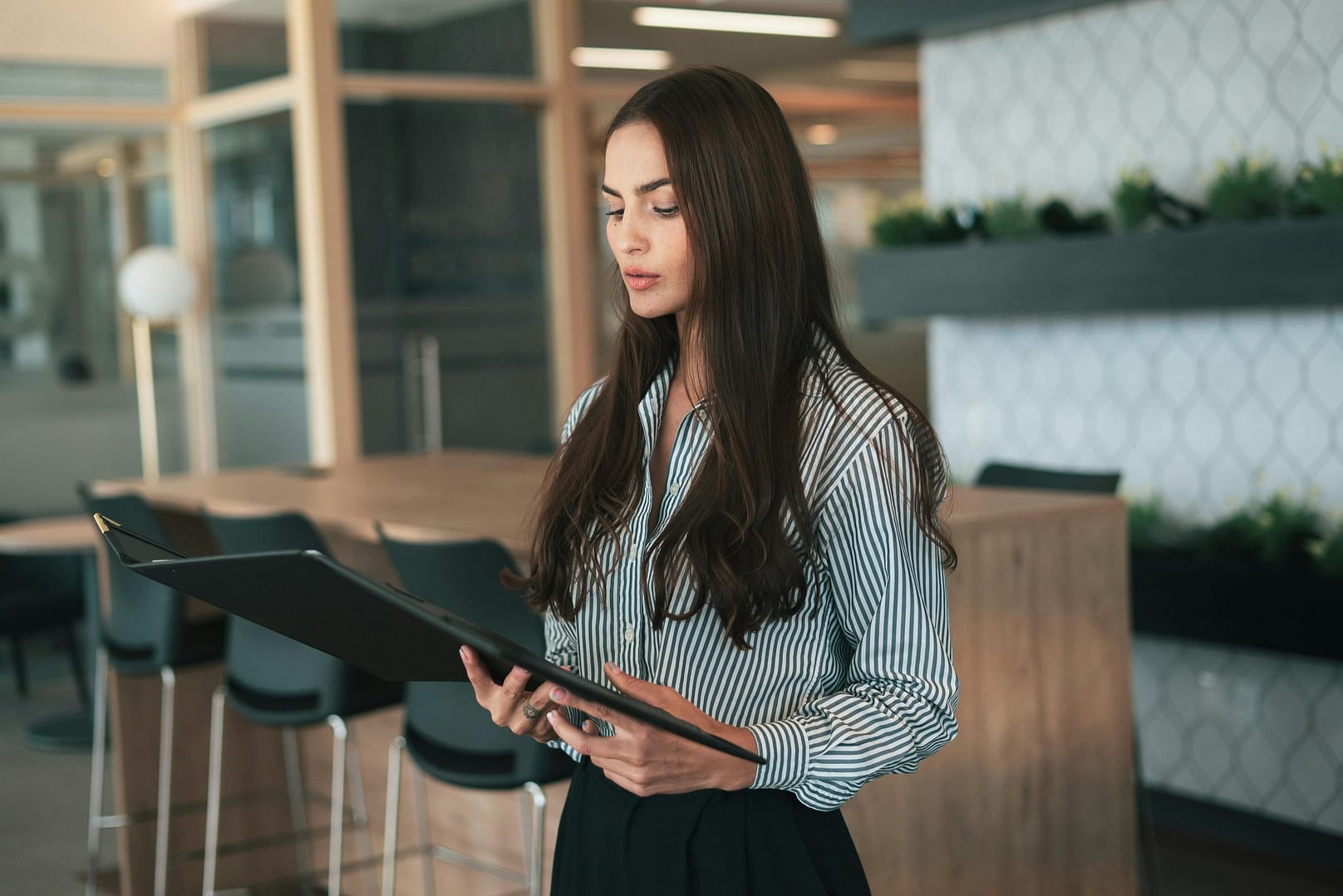 Comment réagir face à un collègue anxieux ? 8 conseils efficaces pour un environnement de travail apaisé